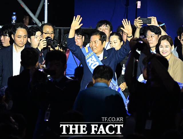 정청래 더불어민주당 당대표 후보자가 2일 오후 경기도 고양시 킨텍스 제2전시장에서 열린 더불어민주당 제2차 임시전국당원대회에 입장하며 당원들에게 인사를 하고 있다. /고양=배정한 기자