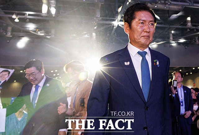 '협치보다 <b>내란 척결</b>' <b>정청래</b> "국힘, 사과 없이 악수 않겠다"