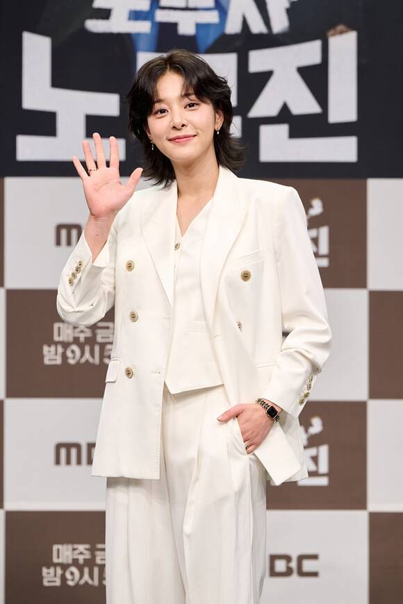 <b>설인아</b>, '<b>무쇠소녀단2</b>' 촬영 중 <b>발목 부상</b>…"경과 지켜볼 것"
