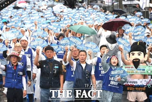 공무원·교원 생존권쟁취 공동투쟁위원회(공투위)는 6일 "정부는 무한적 희생을 강요하지 말고 공무원 노동자의 생존권을 보장하라"고 촉구했다. /공투위