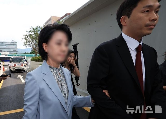 '건진법사 청탁 의혹' <b>통일교 총재 비서실장 김건희특검</b> 출석