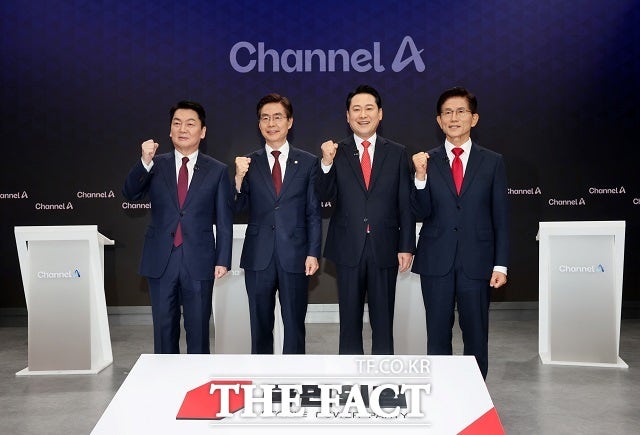"尹 대역죄인" "재입당 가능"…국힘 찬탄·반탄 '계엄·<b>극우</b>' 설전