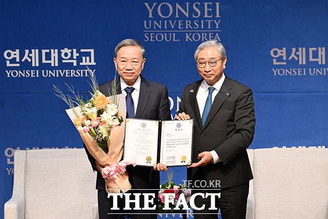 '국빈 방문' <b>또 럼 서기장</b>, <b>연세대</b> 명예정치학박사 학위 수여 [TF사진관...