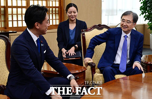 <b>조현 외교</b>부 <b>장관</b>, <b>고이즈미</b> 신지로 일 농림수산상 면담 [포토]