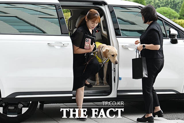 <b>김예지 의원</b> <b>내란특검</b> 출석…"계엄 당일 <b>의원</b>총회 혼선"