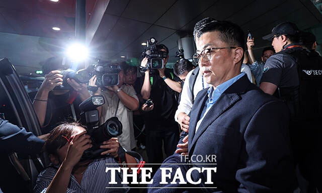 김건희 여사 일가의 '집사'로 알려진 김예성 씨가 12일 오후 인천국제공항을 통해 입국하며 연행되고 있다./장윤석 기자