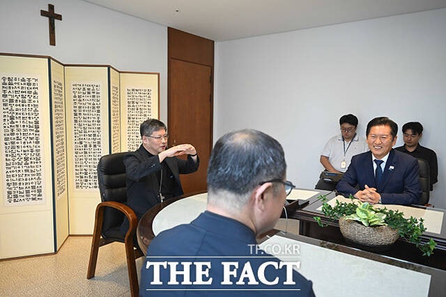 <b>정순택 대주교</b> 예방한 <b>정청래</b> 민주당 대표 [TF사진관]