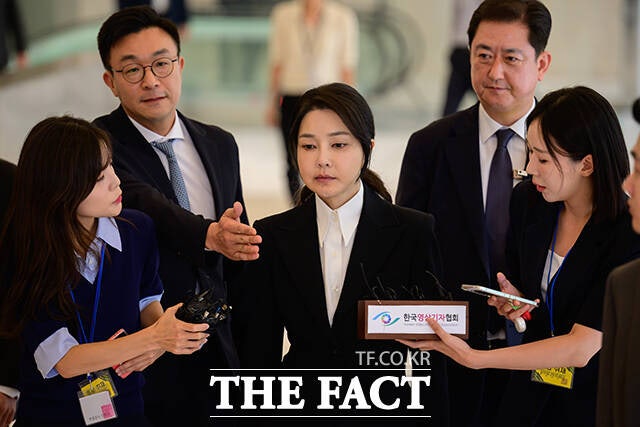 수갑 찬 김건희 구속 후 첫 <b>출석</b>…<b>특검</b> "선거·공천개입 의혹 <b>조사</b>"