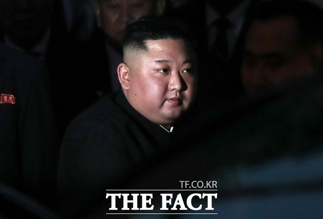 北, <b>신형 지대공미사일</b> 시험 사격…<b>김정은</b> 참관