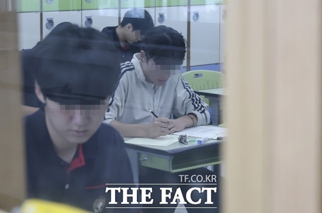 초중고 <b>수업 중</b> '<b>스마트폰 금지</b>' 법, 국회 본회의 통과