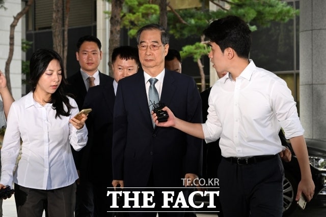 <b>한덕수</b>, 국무회의엔 "언제 오냐", 비상<b>계엄</b> 해제는 "기다려 보자"