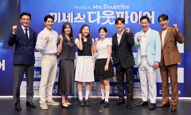 "사명감·책임감 있어"…<b>황정민</b>, '<b>미세스 다웃파이어</b>'에 담은 각오(종합...