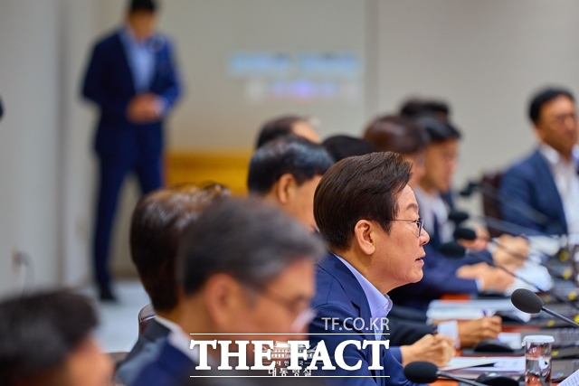 이재명 대통령은 2일 국무회의에서 산업재해 단속 강화로 건설경기가 죽는다는 주장에 대해 "불법과 비인권으로 건설산업 경기를 활성화해서야 되겠나"고 강하게 질타했다. 이 대통령이 8월 29일 오전 용산 대통령실에서 주