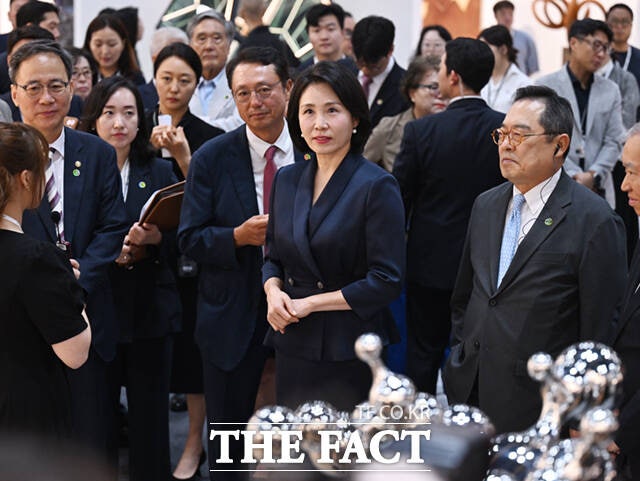 국내 최대 아트 페어 '<b>키아프</b> 서울' 찾은 <b>김혜경 여사</b> [TF사진관]