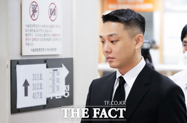 '마약 집행유예' <b>유아인</b>, <b>봉준호</b> 감독과 <b>파티</b>…2개월 만에 근황 포착