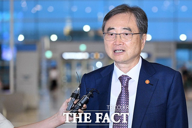 '美 <b>구금</b> 한국인 석방' 미국 향하는 <b>조현</b> 외교부 <b>장관</b> [TF사진관]