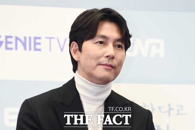 <b>정우성</b>, 혼외자 논란 1년 만에 공식석상…<b>부일영화상 참석</b>
