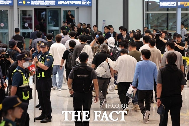 美 구금 <b>한국인</b> 316명 <b>귀국</b>…<b>강훈식</b> "빨리 모시지 못해 송구"