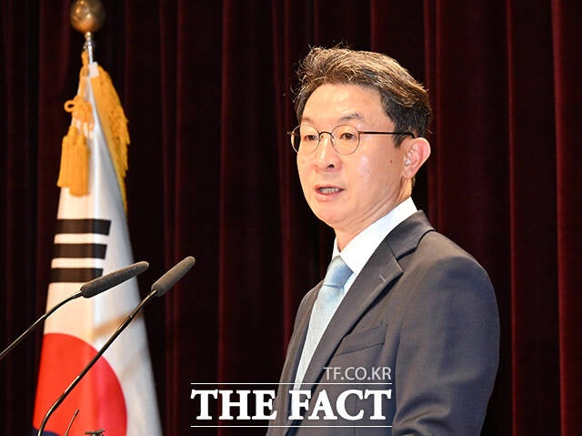 <b>제4인뱅</b> '전원 불허' 이억원號, 상생금융으로 방향 튼다…'배드뱅크' 가...