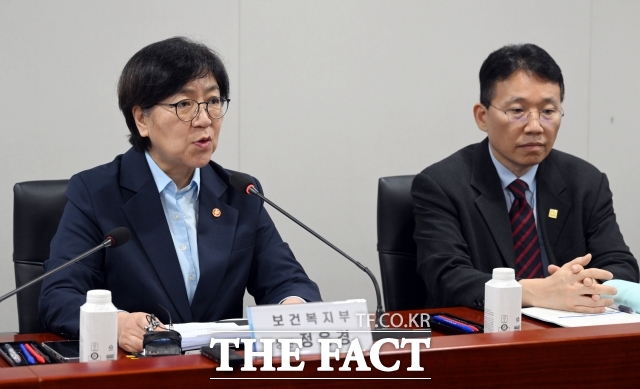 지난 22일 정은경 보건복지부 장관은 지역의료와 공공의료를 강화하기 위해 지역의사제를 조속히 시행하겠다고 밝혔다.사진은 지난 17일 정 장관이 서울 중구 세종대로 아동권리보장원에서