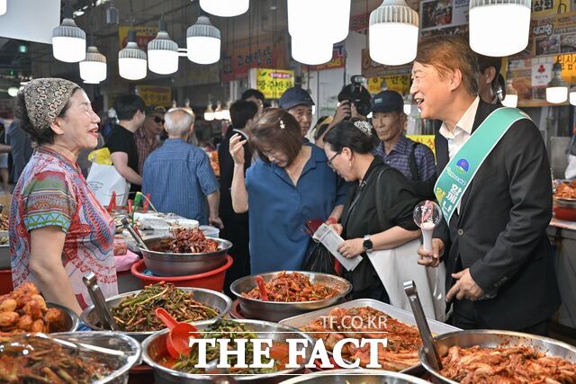 김이강 서구청장이 양동전통시장을 둘러보고 있다./광주 서구