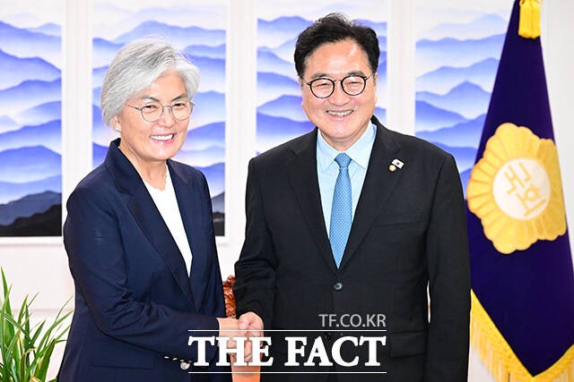 <b>우원식</b> 국회의장, <b>강경화 주미대사</b> 내정자 <b>접견</b> [TF사진관]