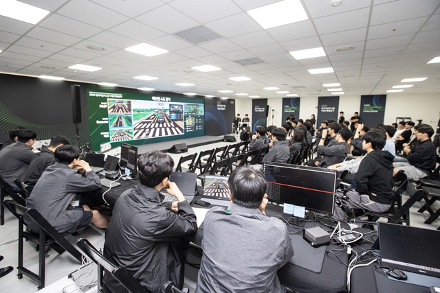 현대자동차그룹은 30일 서울 성동구 팩토리얼 성수에서 2025 자율주행 챌린지 2차 대회 결승전을 개최했다고 밝혔다. 2차 대회 예선 참가 대학생들이 가상도로 환경에서 자율주행 미