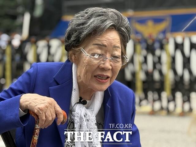 일본군 '위안부' 피해자이자 여성인권운동가인 이용수 할머니가 추석 연휴를 앞둔 1일 "일본이 사죄와 배상을 하지 않면 우리 정부가 나서서 강력히 촉구해야 한다"고 호소했다. 이 할머니는 이날 서울 종로구 주한 일본대