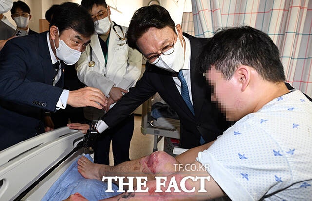 추석 연휴 <b>국군수도병원</b> 입원장병 <b>위문</b>하는 김민석 국무총리 [TF사진관...