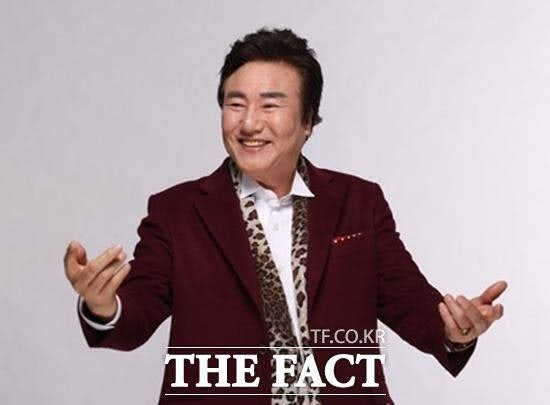 트로트보다 더 리듬감 있는 삶의 변주곡을 써 내려온 모델가수 박태희가 오는 11월 21일 오후 6시, 부산 서면 영광도서 9층 아트홀에서 출판기념회를 열고 독자들과 직접 만난다. 