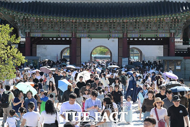 추석 연휴 엿새째인 8일 오후 서울 종로구 경복궁이 관람객들로 붐비고 있다. /장윤석 기자