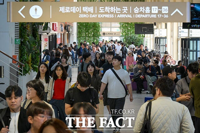 추석 연휴 엿새째인 8일 오전 서울 서초구 서울고속버스터미널에서 귀성객들이 이동하고 있다. /장윤석 기자