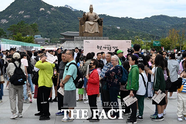 제579회 한글날인 9일 오전 서울 종로구 광화문광장에서 열린 한글날 기념 시민참여 행사 '한글, 세상을 잇다'에 방문한 시민들이 부스 체험을 위해 대기하고 있다. /서예원 기자