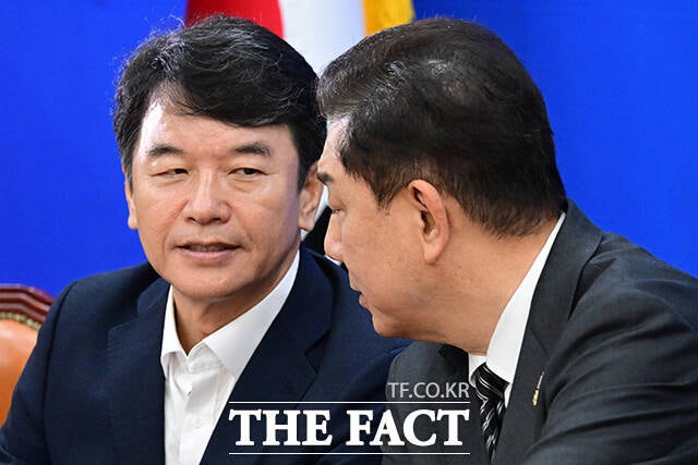 김병기 더불어민주당 원내대표가 오는 13일부터 시작되는 국정감사에 재계 증인을 최소화할 방침을 밝혔다. 사진은 문진석 원내운영수석부대표와 김 원내대표./남윤호 기자