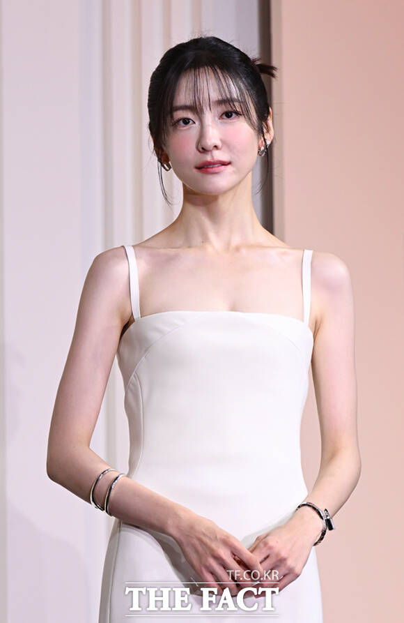 <b>박지현</b>, <b>열애설 일축</b>…소속사 "PT 선생님 부부·지인과 여행 간 것"