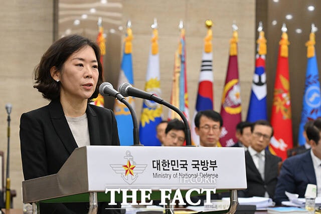 황성혜 구글코리아 부사장이 13일 서울 용산구 국방부 청사에서 열린 국방위원회의 국방부 등에 대한 국정감사에 참고인으로 출석해 의원 질의에 답변하고 있다. /국회사진기자단