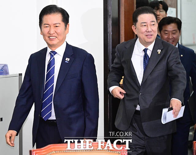 더불어민주당이 14일 국민의힘이 당론으로 추진하는 '중국인 3대 쇼핑 방지법'에 대해 헌법 위반이라고 주장했다. 사진은 정청래 대표와 김병기 원내대표./남윤호 기자