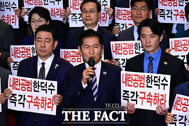 與 "CCTV 속 웃는 <b>한덕수</b>…즉각 <b>구속</b>해야"