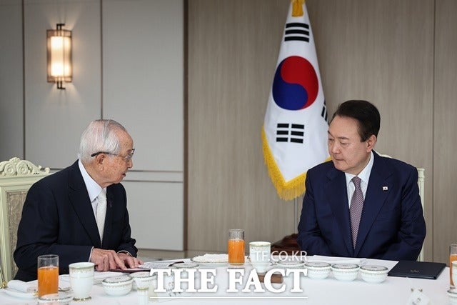 윤석열 대통령이 8일 오후 용산 대통령실 청사에서 열린 기독교계 원로 오찬 간담회에서 김장환 극동방송 이사장의 발언을 경청하고 있다. /대통령실 제공