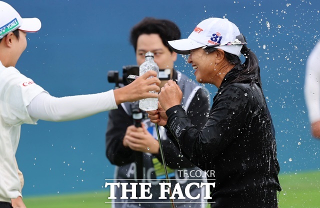 '<b>빨간 바지</b> 마법' <b>김세영</b>, 5년 만에 LPGA투어 <b>우승</b>...BMW챔피언십 '정상...