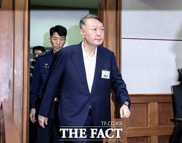 윤석열 전 대통령의 내란 우두머리 혐의를 심리하는 재판부가 윤 전 대통령이 특검 조사 등에 출석한 사실을 언급하며 변호인단에 출석을 설득하라고 말했다. 윤 전 대통령이 지난달 26일 서울 서초구 서울중앙지방법원에서