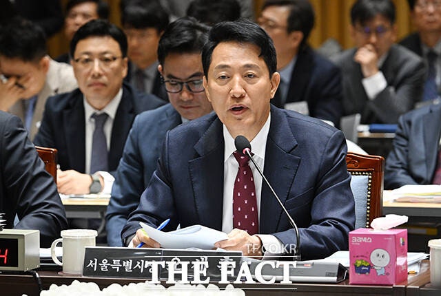 오세훈 서울시장이 20일 오전 서울 중구 서울특별시청에서 열린 국회 국토교통위원회의 서울특별시에 대한 국정감사에 참석해 질의에 답변을 하고 있다. /박헌우 기자
