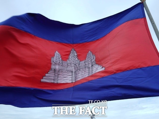 AP 통신은 캄보디아 당국이 온라인 스캠(사기) 범죄에 연루된 혐의로 한국인 50여 명을 22일(현지시간) 추가로 체포했다고 23일 보도했다. 사진은 캄보디아 국기. /AP.뉴시스
