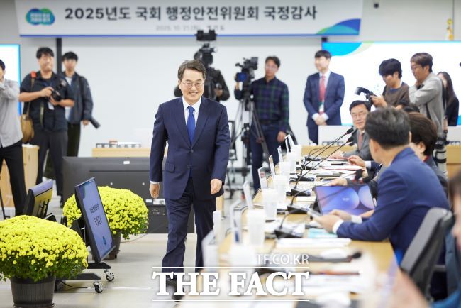 21일 경기도청 율곡홀에서 김동연 경기도지사가 2025 국회 행정안전위원회 국정감사 위원들에게 걸어오고 있다. /경기도