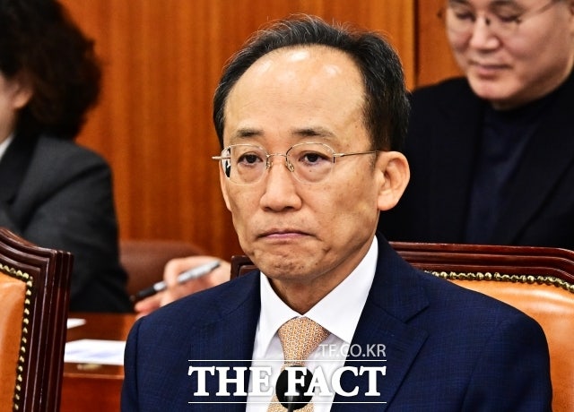 '<b>계엄 해제</b> 표결 <b>방해</b>' <b>추경호</b> 특검 출석…"무도한 정치탄압"