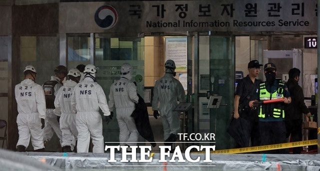 9월 28일 국과수 요원들이 화재가 완진된 대전 유성구 국가정보자원관리원 화재현장으로 향하고 있다. /뉴시스