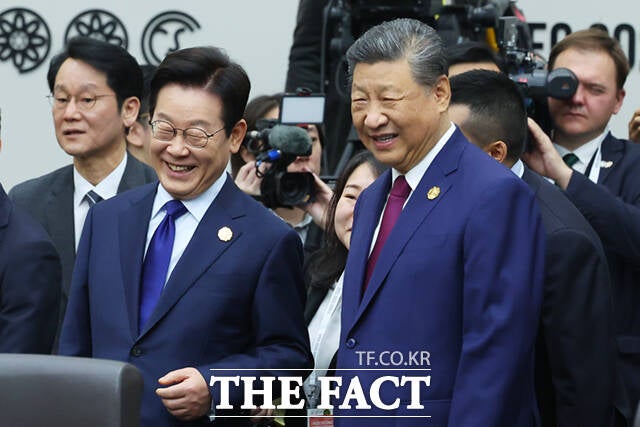 [2025 APEC] 李 <b>대통령</b>, 시진핑과 <b>정상회담</b> 돌입…바둑판·나전칠기 선물