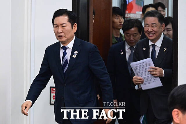 與, <b>재판중지법</b> 추진 않기로…"<b>대통령</b>실과도 조율"