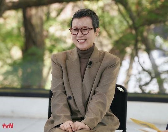 [강일홍의 이슈토크] '숏 헤어컷' <b>박미선</b>, 10개월만의 방송복귀…<b>유방암</b>...
