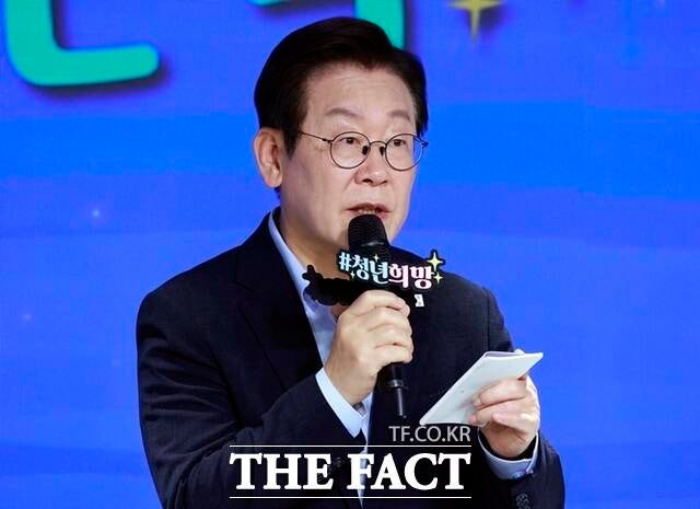 이재명 대통령은 지난 9월 19일 서울 마포구 구름아래 소극장에서 열린 2030 청년 소통·공감 토크콘서트에서 "공공주택의 질과 위치도 제일 좋은 곳에 잡아야 한다. 앞으로 방향을 그렇게 바꿀 것"이라고 말했다. /